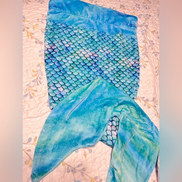 Soft mermaid tail blanket - Picture 2 of 2